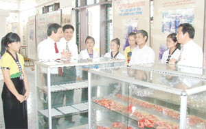 Các đồng chí lãnh đạo UBND tỉnh và Sở GD&ĐT thăm phòng truyền thống trường PTDTNT tỉnh  nhân kỷ niệm 50 năm ngày Bác Hồ về thăm trường.